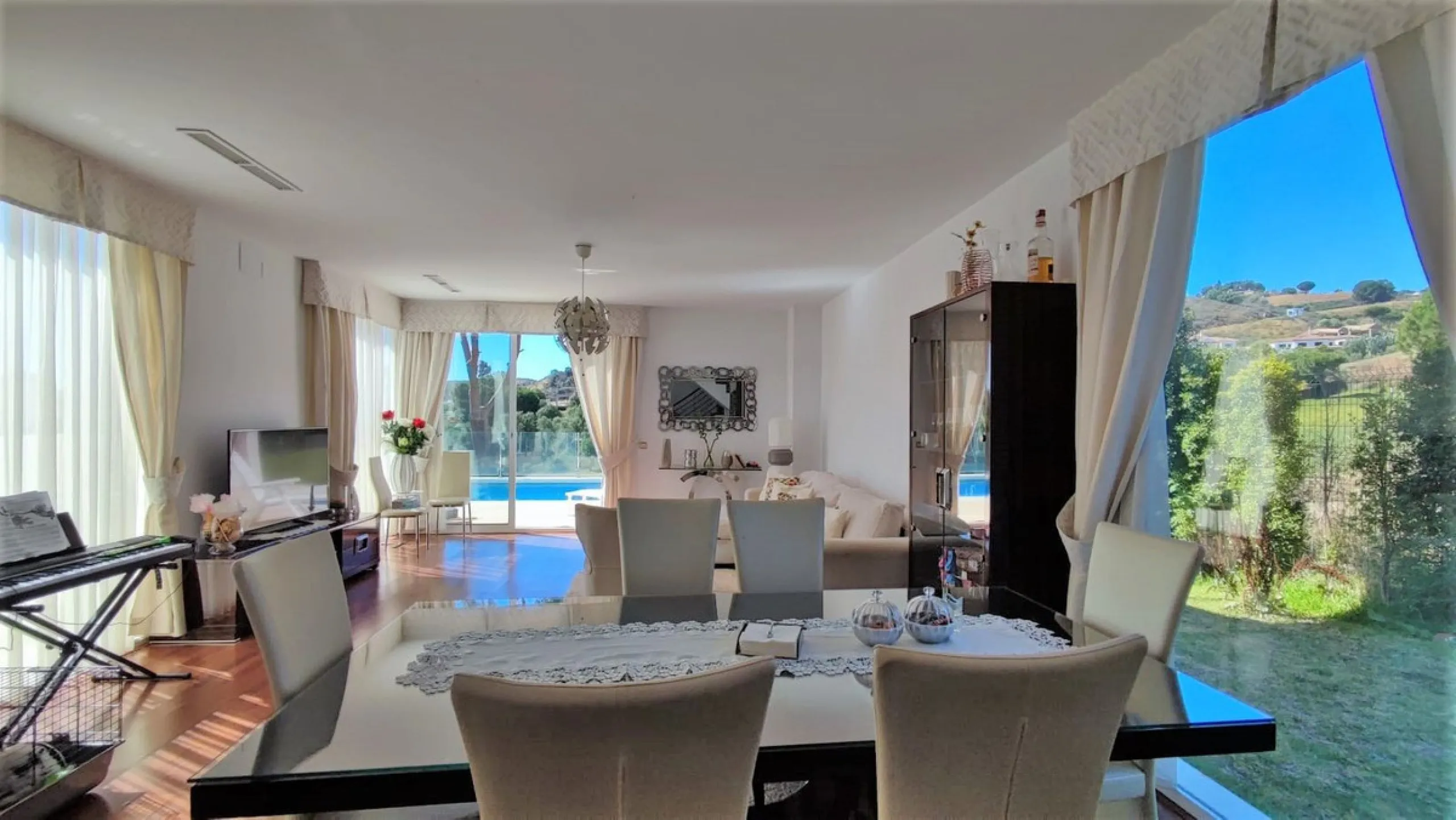 Set on a privileged golf front position in a quiet cul-de-sac street in the very heart of la Cala Golf resort, this superb detached villa enjoys sun all day and stunning golf views. Built in 2017 with a contemporary look, the villa benefits from great qua
