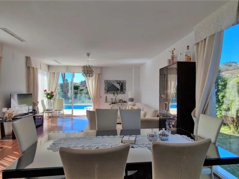 Set on a privileged golf front position in a quiet cul-de-sac street in the very heart of la Cala Golf resort, this superb detached villa enjoys sun all day and stunning golf views. Built in 2017 with a contemporary look, the villa benefits from great qua