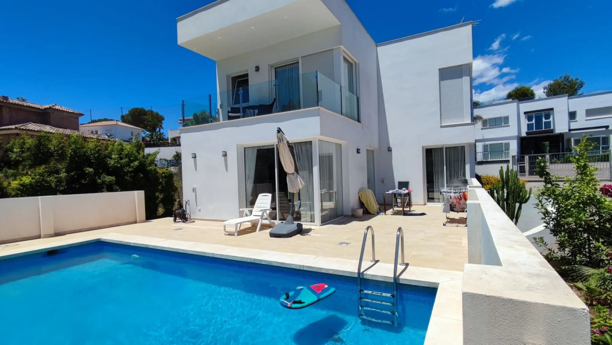 Set on a privileged golf front position in a quiet cul-de-sac street in the very heart of la Cala Golf resort, this superb detached villa enjoys sun all day and stunning golf views. Built in 2017 with a contemporary look, the villa benefits from great qua