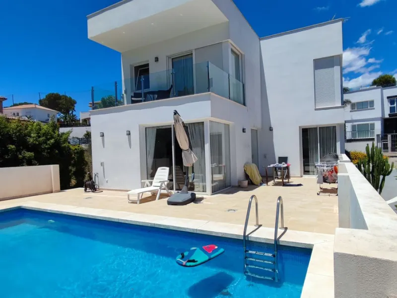 Set on a privileged golf front position in a quiet cul-de-sac street in the very heart of la Cala Golf resort, this superb detached villa enjoys sun all day and stunning golf views. Built in 2017 with a contemporary look, the villa benefits from great qua