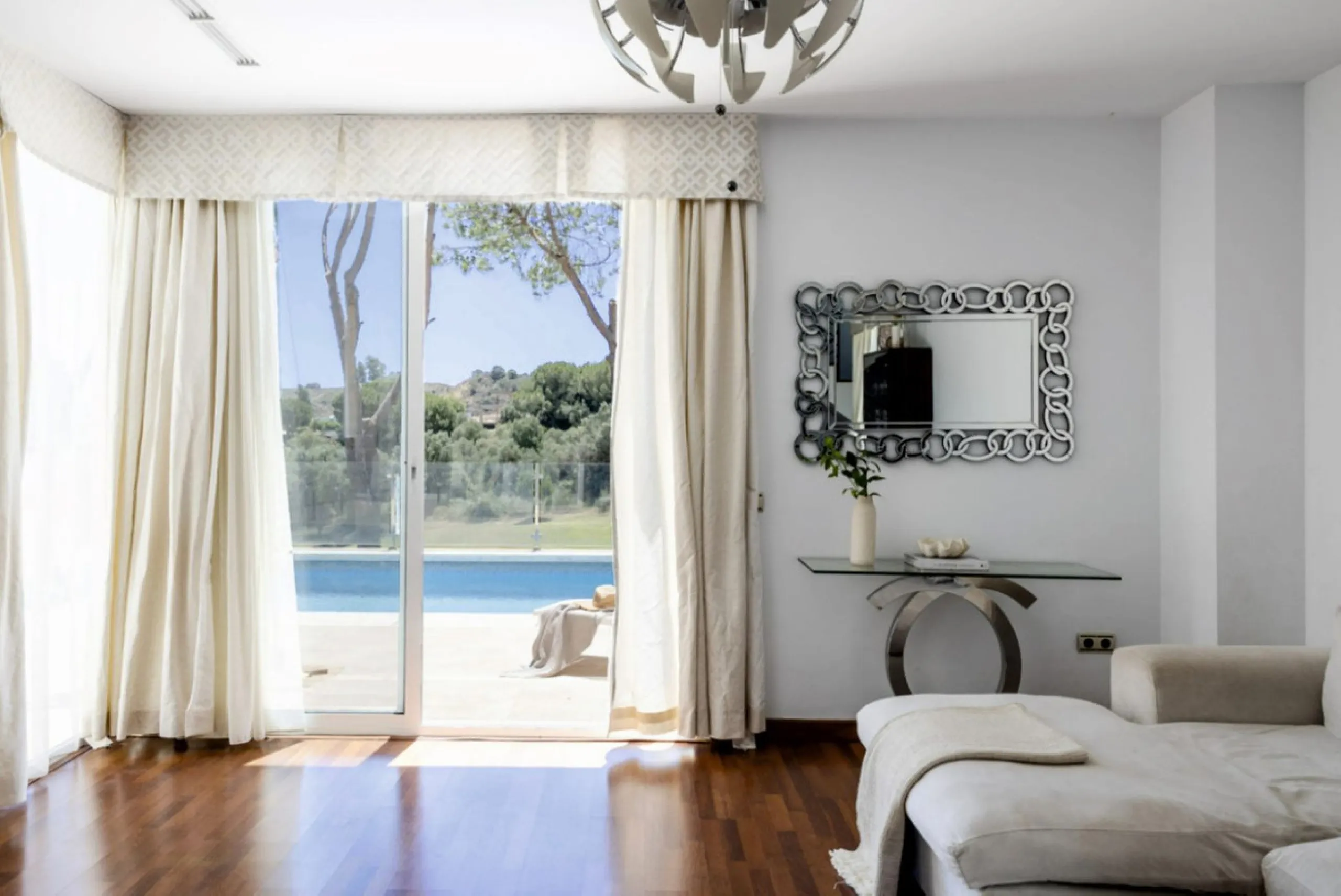 Set on a privileged golf front position in a quiet cul-de-sac street in the very heart of la Cala Golf resort, this superb detached villa enjoys sun all day and stunning golf views. Built in 2017 with a contemporary look, the villa benefits from great qua