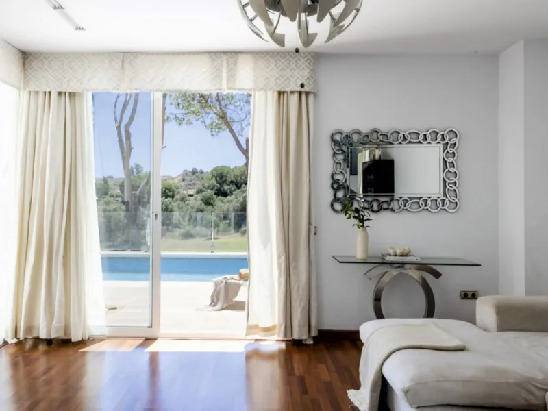 Set on a privileged golf front position in a quiet cul-de-sac street in the very heart of la Cala Golf resort, this superb detached villa enjoys sun all day and stunning golf views. Built in 2017 with a contemporary look, the villa benefits from great qua