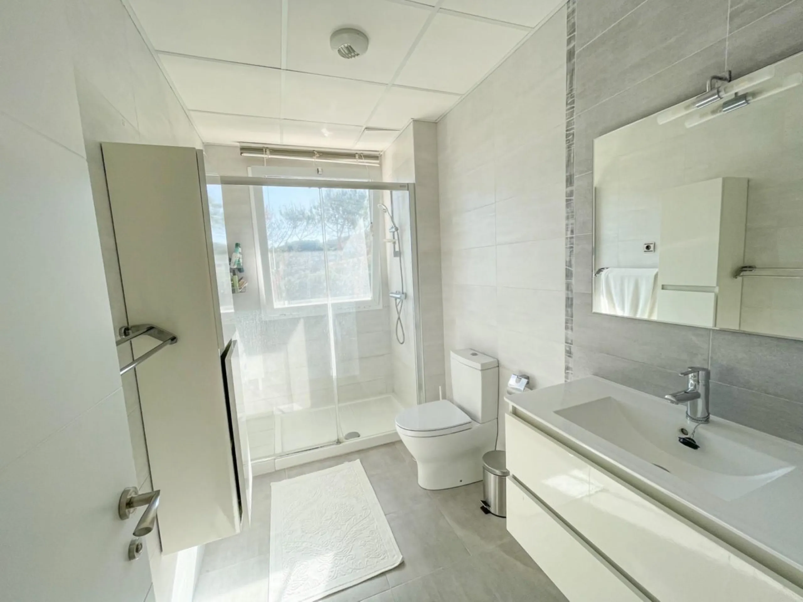 Set on a privileged golf front position in a quiet cul-de-sac street in the very heart of la Cala Golf resort, this superb detached villa enjoys sun all day and stunning golf views. Built in 2017 with a contemporary look, the villa benefits from great qua