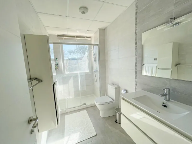 Set on a privileged golf front position in a quiet cul-de-sac street in the very heart of la Cala Golf resort, this superb detached villa enjoys sun all day and stunning golf views. Built in 2017 with a contemporary look, the villa benefits from great qua