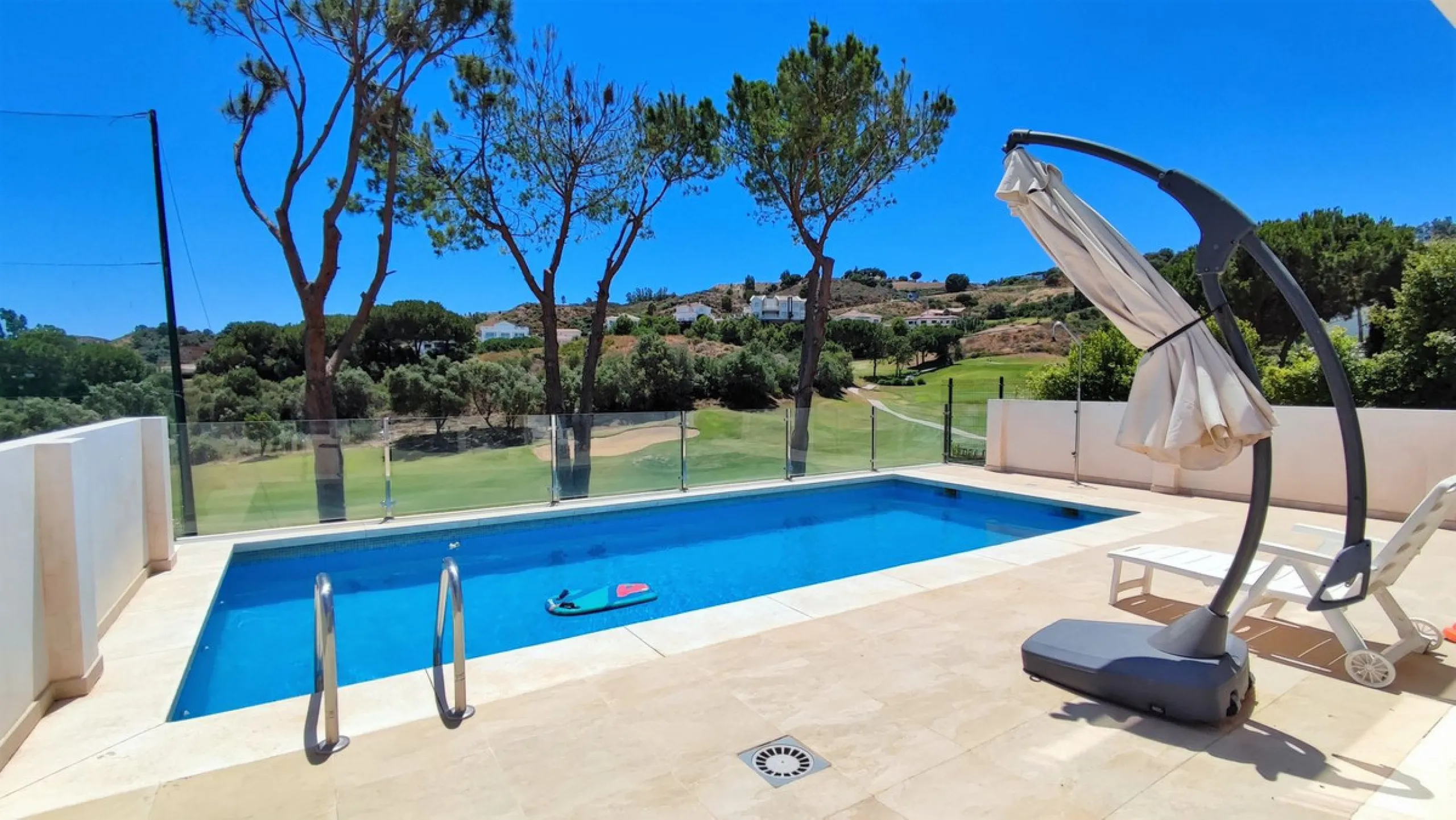 Set on a privileged golf front position in a quiet cul-de-sac street in the very heart of la Cala Golf resort, this superb detached villa enjoys sun all day and stunning golf views. Built in 2017 with a contemporary look, the villa benefits from great qua