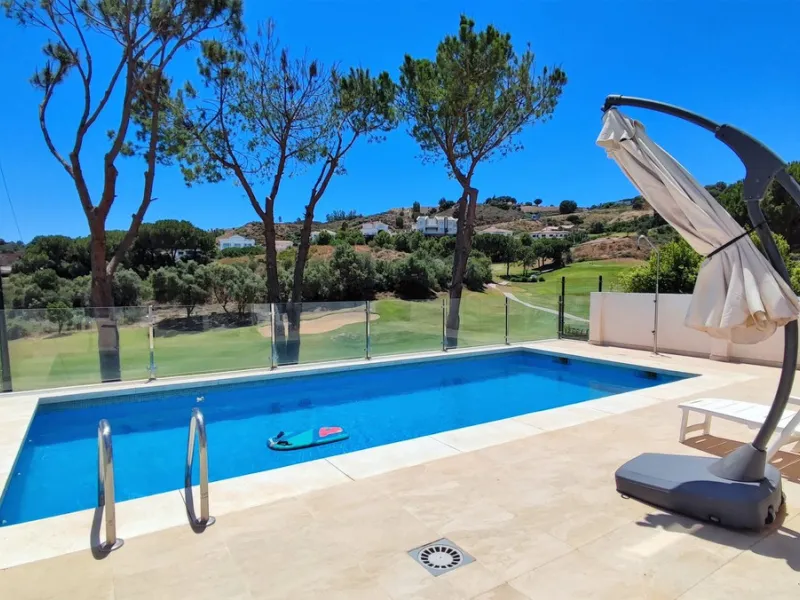 Set on a privileged golf front position in a quiet cul-de-sac street in the very heart of la Cala Golf resort, this superb detached villa enjoys sun all day and stunning golf views. Built in 2017 with a contemporary look, the villa benefits from great qua