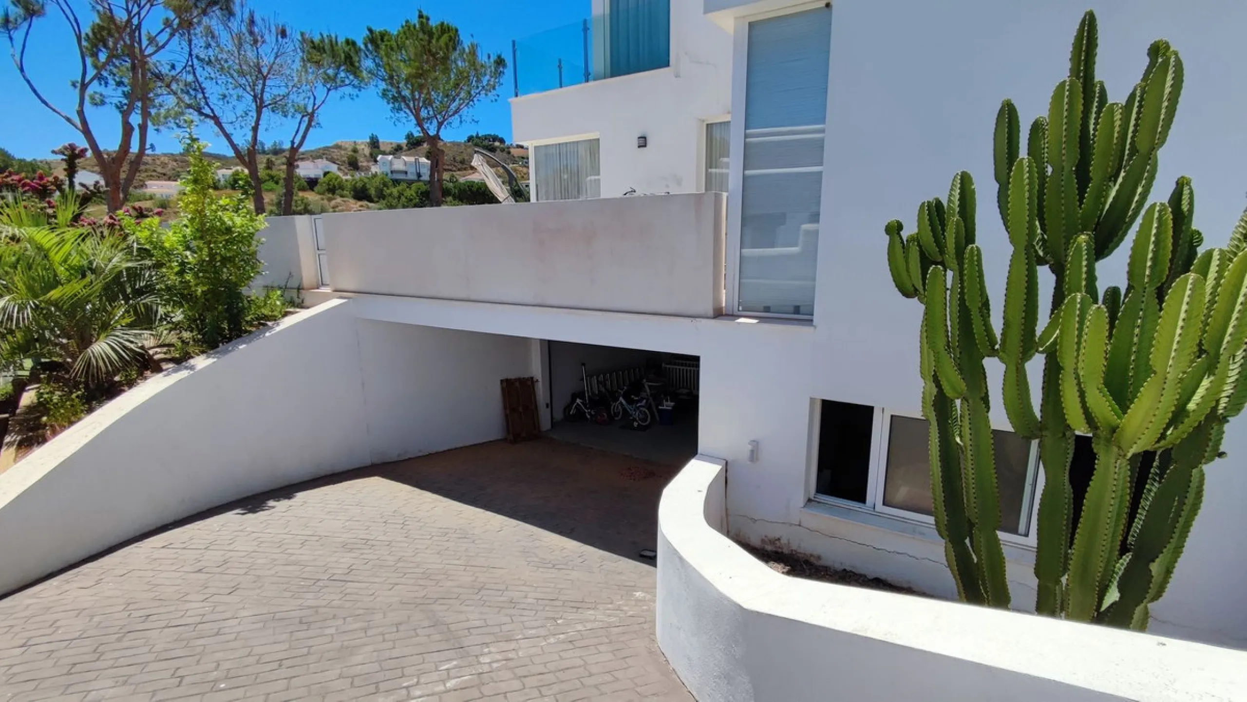 Set on a privileged golf front position in a quiet cul-de-sac street in the very heart of la Cala Golf resort, this superb detached villa enjoys sun all day and stunning golf views. Built in 2017 with a contemporary look, the villa benefits from great qua
