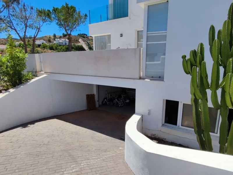 Set on a privileged golf front position in a quiet cul-de-sac street in the very heart of la Cala Golf resort, this superb detached villa enjoys sun all day and stunning golf views. Built in 2017 with a contemporary look, the villa benefits from great qua