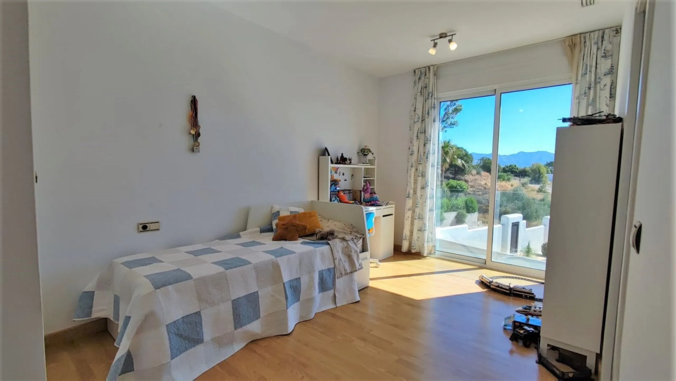 Set on a privileged golf front position in a quiet cul-de-sac street in the very heart of la Cala Golf resort, this superb detached villa enjoys sun all day and stunning golf views. Built in 2017 with a contemporary look, the villa benefits from great qua