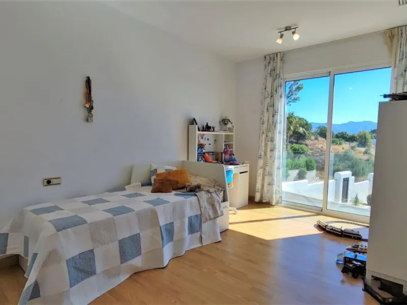 Set on a privileged golf front position in a quiet cul-de-sac street in the very heart of la Cala Golf resort, this superb detached villa enjoys sun all day and stunning golf views. Built in 2017 with a contemporary look, the villa benefits from great qua