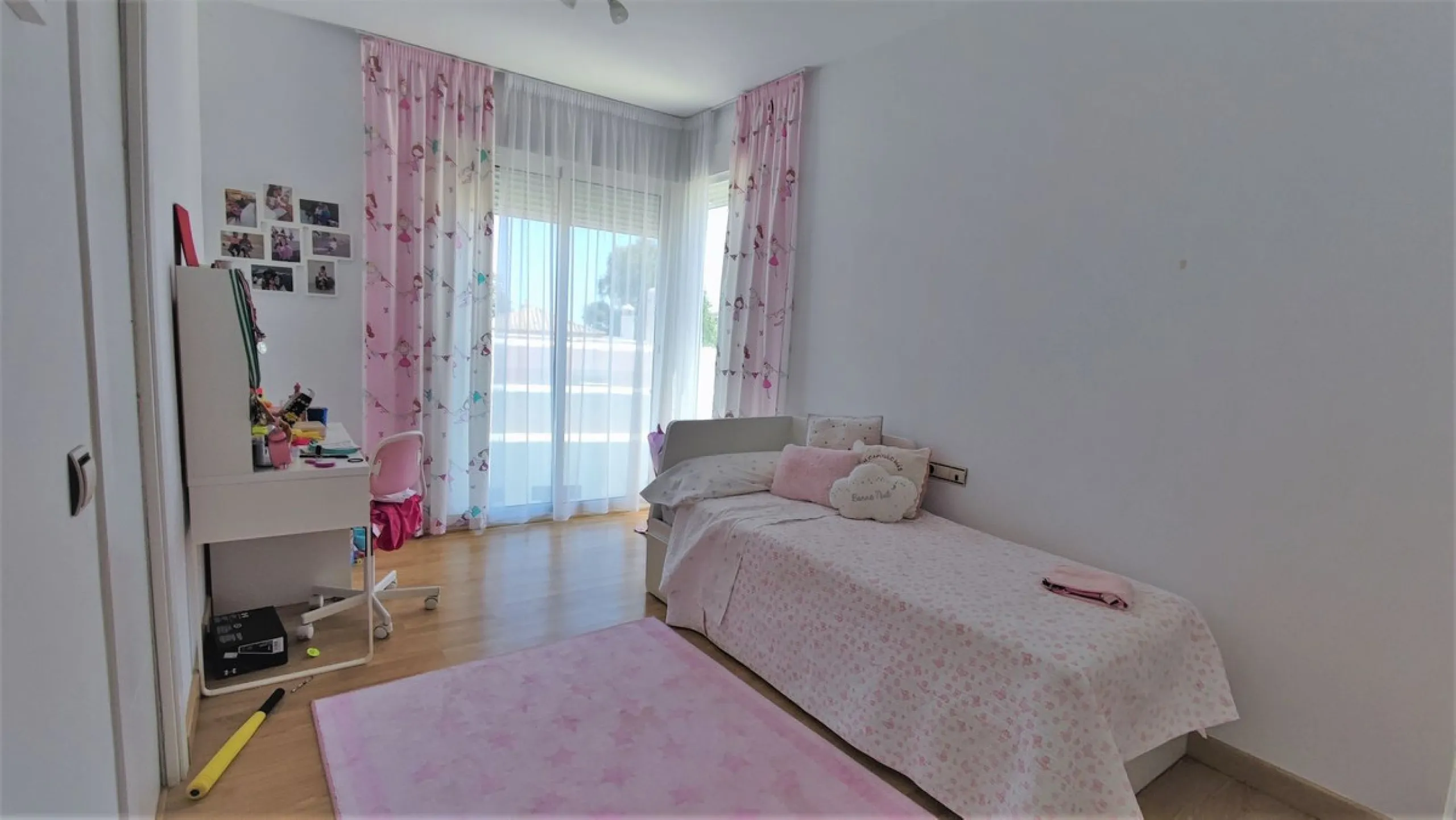 Set on a privileged golf front position in a quiet cul-de-sac street in the very heart of la Cala Golf resort, this superb detached villa enjoys sun all day and stunning golf views. Built in 2017 with a contemporary look, the villa benefits from great qua