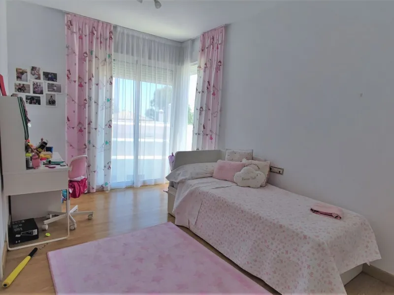 Set on a privileged golf front position in a quiet cul-de-sac street in the very heart of la Cala Golf resort, this superb detached villa enjoys sun all day and stunning golf views. Built in 2017 with a contemporary look, the villa benefits from great qua