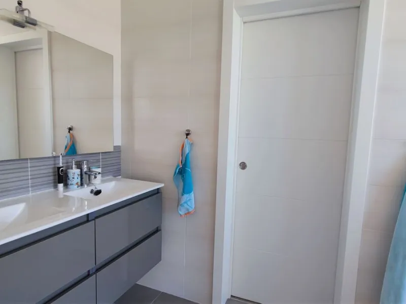 Set on a privileged golf front position in a quiet cul-de-sac street in the very heart of la Cala Golf resort, this superb detached villa enjoys sun all day and stunning golf views. Built in 2017 with a contemporary look, the villa benefits from great qua