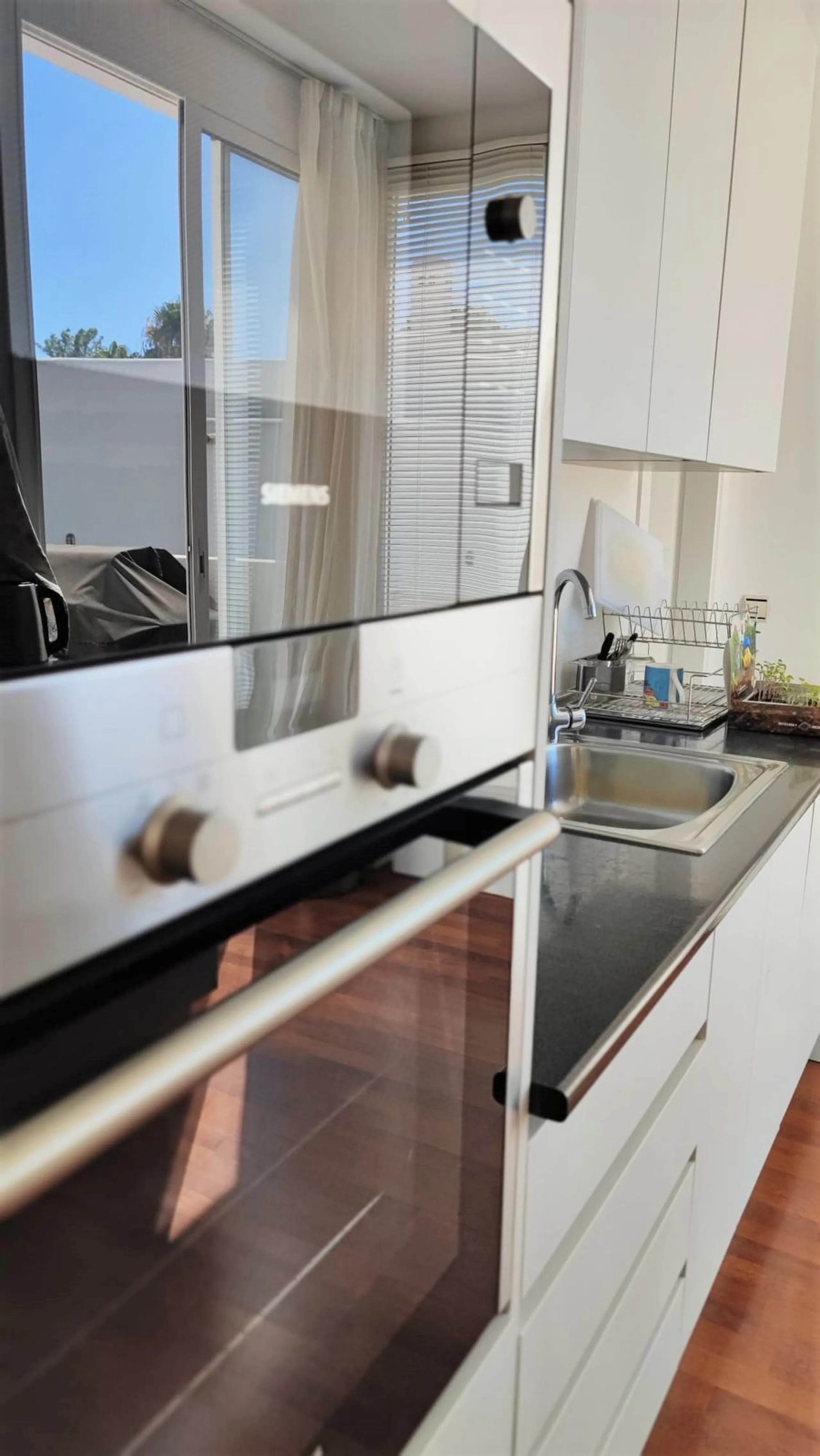 Set on a privileged golf front position in a quiet cul-de-sac street in the very heart of la Cala Golf resort, this superb detached villa enjoys sun all day and stunning golf views. Built in 2017 with a contemporary look, the villa benefits from great qua