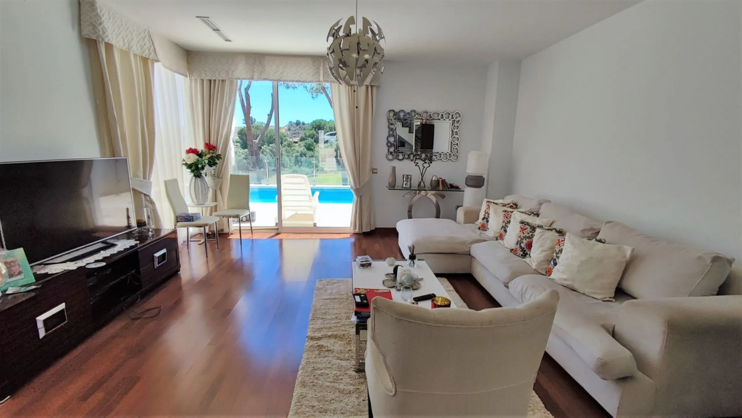 Set on a privileged golf front position in a quiet cul-de-sac street in the very heart of la Cala Golf resort, this superb detached villa enjoys sun all day and stunning golf views. Built in 2017 with a contemporary look, the villa benefits from great qua