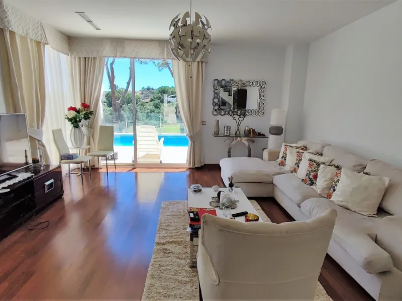 Set on a privileged golf front position in a quiet cul-de-sac street in the very heart of la Cala Golf resort, this superb detached villa enjoys sun all day and stunning golf views. Built in 2017 with a contemporary look, the villa benefits from great qua