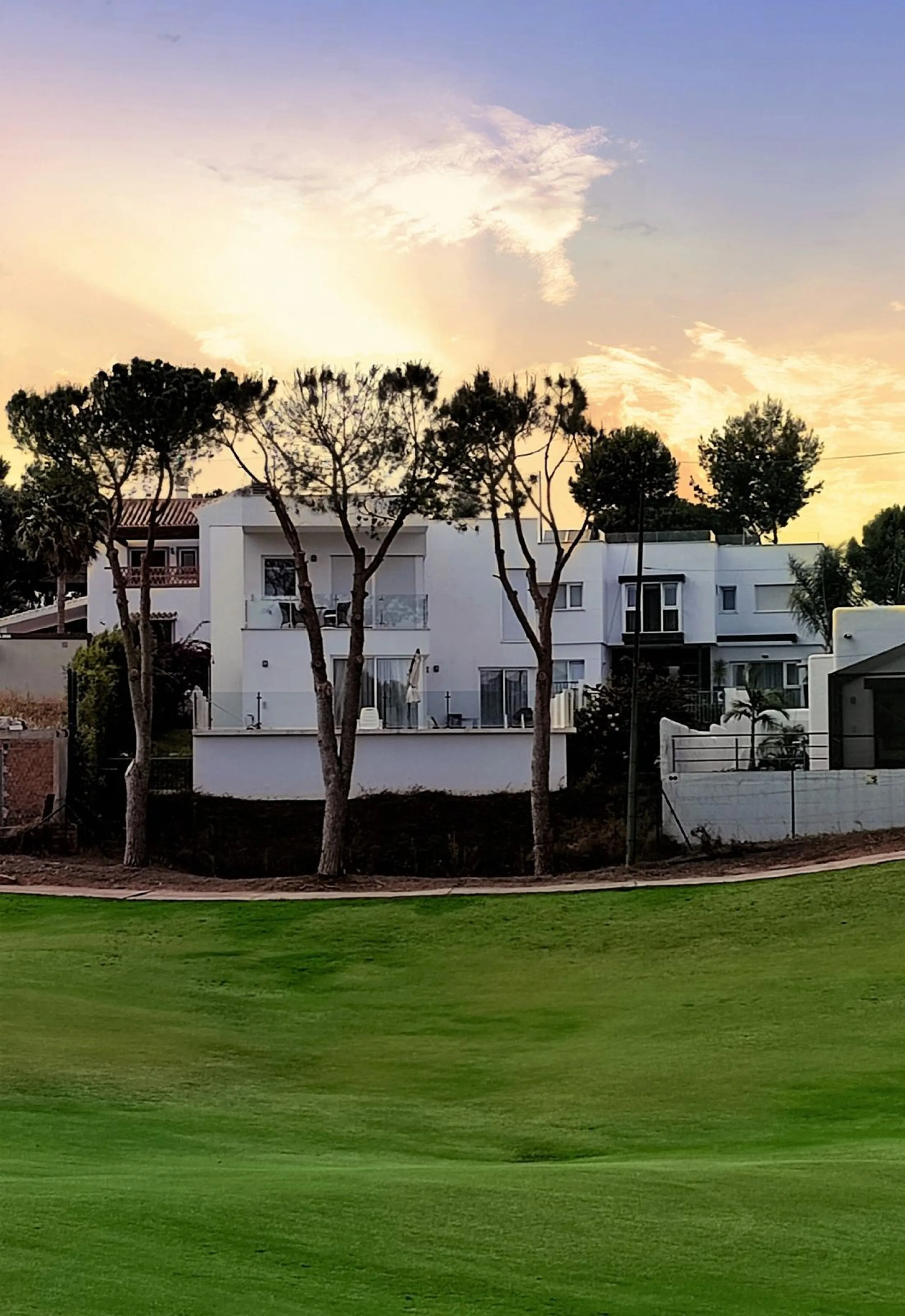 Set on a privileged golf front position in a quiet cul-de-sac street in the very heart of la Cala Golf resort, this superb detached villa enjoys sun all day and stunning golf views. Built in 2017 with a contemporary look, the villa benefits from great qua