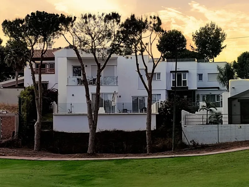 Set on a privileged golf front position in a quiet cul-de-sac street in the very heart of la Cala Golf resort, this superb detached villa enjoys sun all day and stunning golf views. Built in 2017 with a contemporary look, the villa benefits from great qua