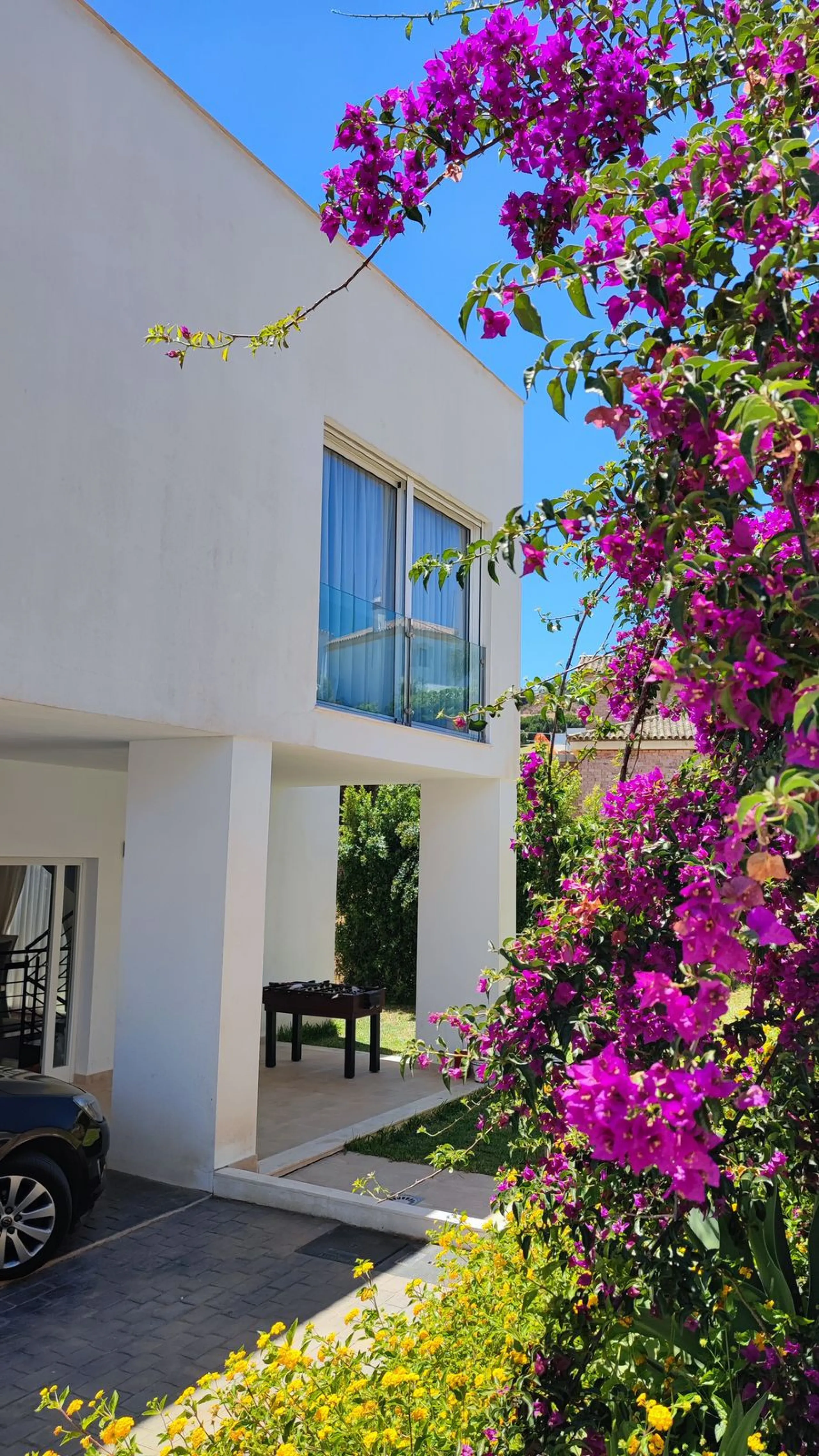 Set on a privileged golf front position in a quiet cul-de-sac street in the very heart of la Cala Golf resort, this superb detached villa enjoys sun all day and stunning golf views. Built in 2017 with a contemporary look, the villa benefits from great qua