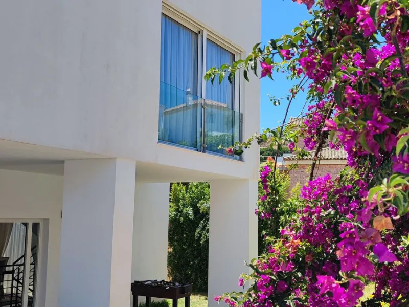 Set on a privileged golf front position in a quiet cul-de-sac street in the very heart of la Cala Golf resort, this superb detached villa enjoys sun all day and stunning golf views. Built in 2017 with a contemporary look, the villa benefits from great qua