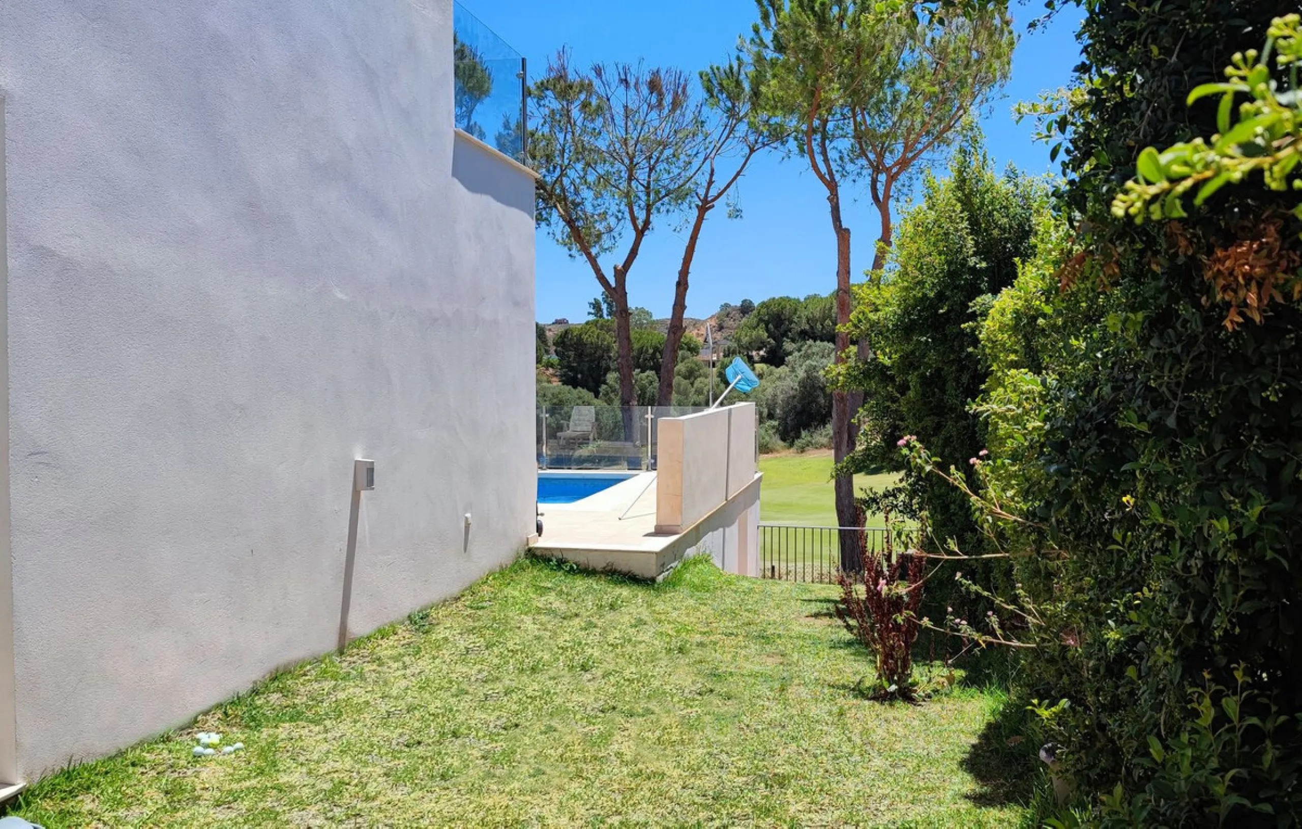 Set on a privileged golf front position in a quiet cul-de-sac street in the very heart of la Cala Golf resort, this superb detached villa enjoys sun all day and stunning golf views. Built in 2017 with a contemporary look, the villa benefits from great qua