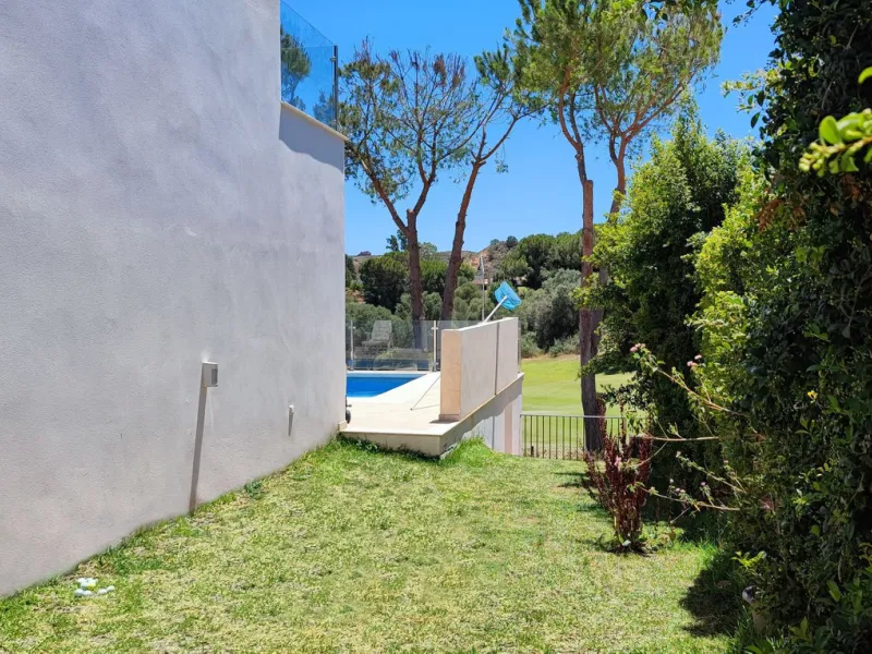 Set on a privileged golf front position in a quiet cul-de-sac street in the very heart of la Cala Golf resort, this superb detached villa enjoys sun all day and stunning golf views. Built in 2017 with a contemporary look, the villa benefits from great qua