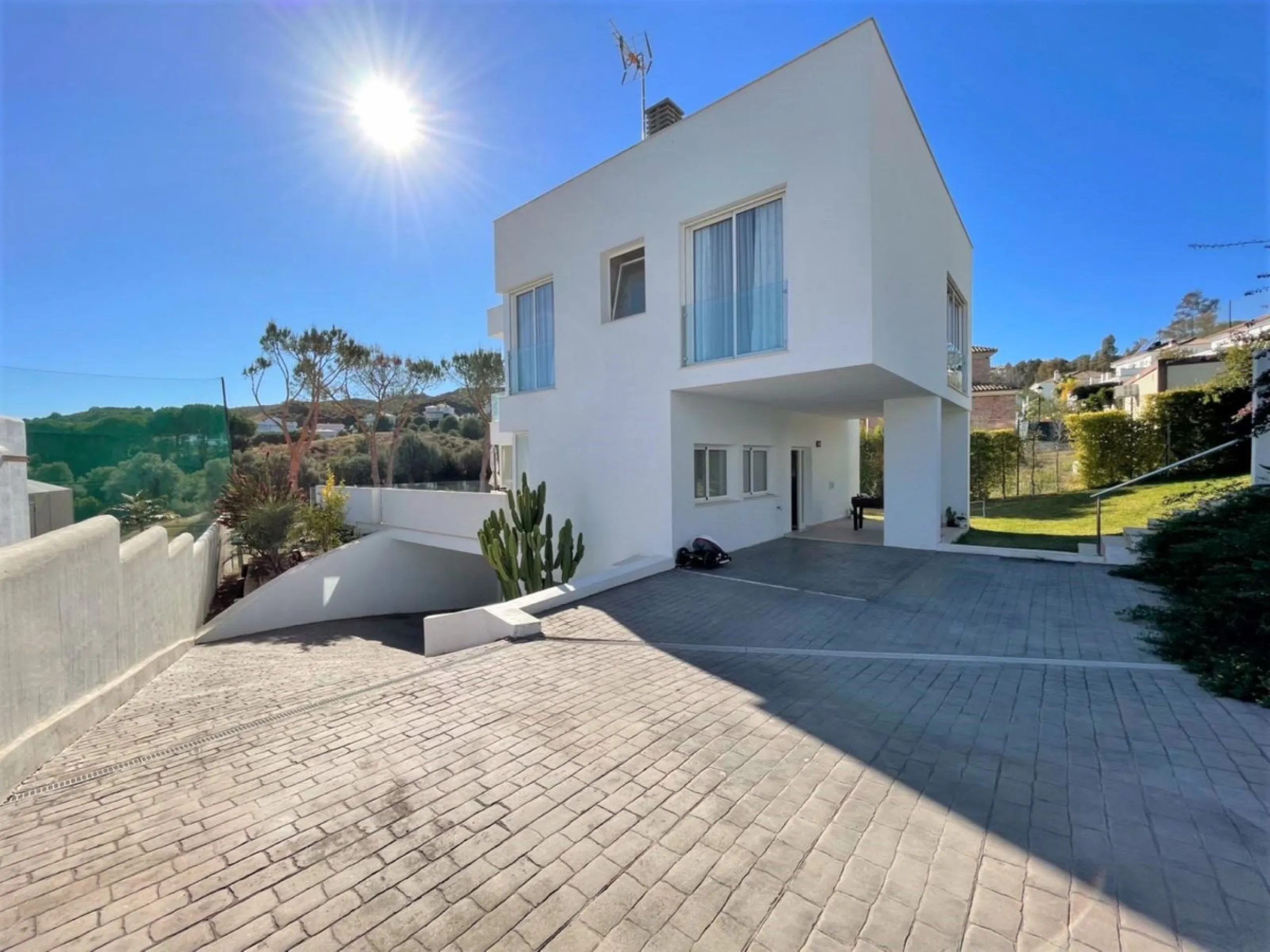 Set on a privileged golf front position in a quiet cul-de-sac street in the very heart of la Cala Golf resort, this superb detached villa enjoys sun all day and stunning golf views. Built in 2017 with a contemporary look, the villa benefits from great qua