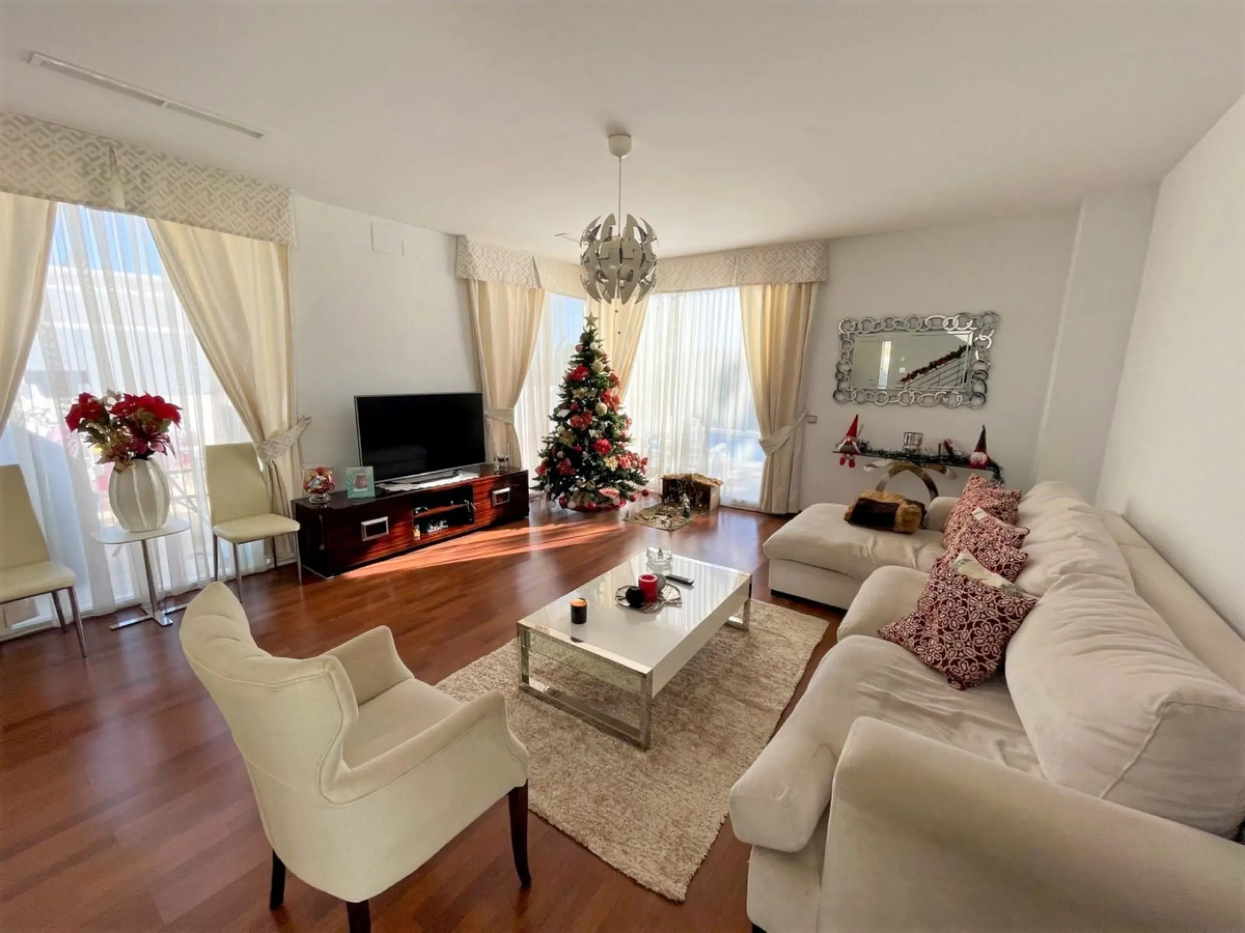 Set on a privileged golf front position in a quiet cul-de-sac street in the very heart of la Cala Golf resort, this superb detached villa enjoys sun all day and stunning golf views. Built in 2017 with a contemporary look, the villa benefits from great qua