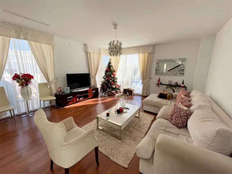 Set on a privileged golf front position in a quiet cul-de-sac street in the very heart of la Cala Golf resort, this superb detached villa enjoys sun all day and stunning golf views. Built in 2017 with a contemporary look, the villa benefits from great qua