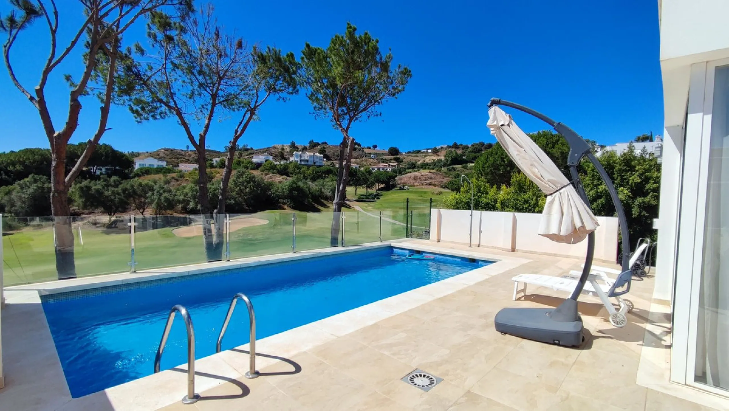 Set on a privileged golf front position in a quiet cul-de-sac street in the very heart of la Cala Golf resort, this superb detached villa enjoys sun all day and stunning golf views. Built in 2017 with a contemporary look, the villa benefits from great qua