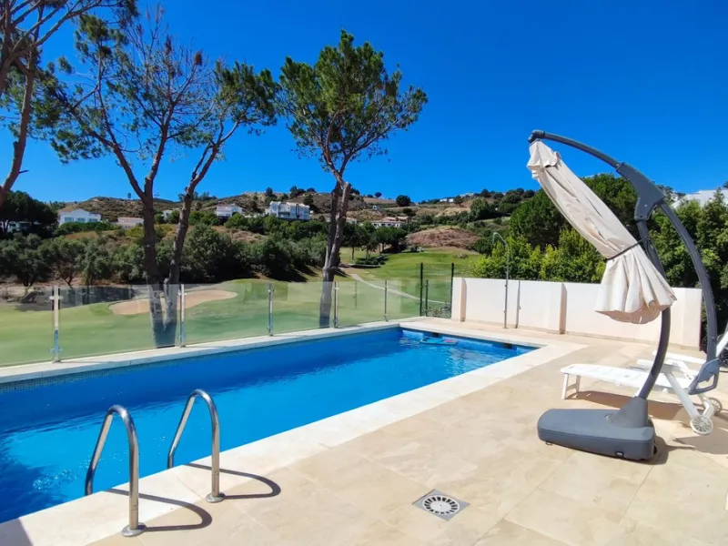 Set on a privileged golf front position in a quiet cul-de-sac street in the very heart of la Cala Golf resort, this superb detached villa enjoys sun all day and stunning golf views. Built in 2017 with a contemporary look, the villa benefits from great qua