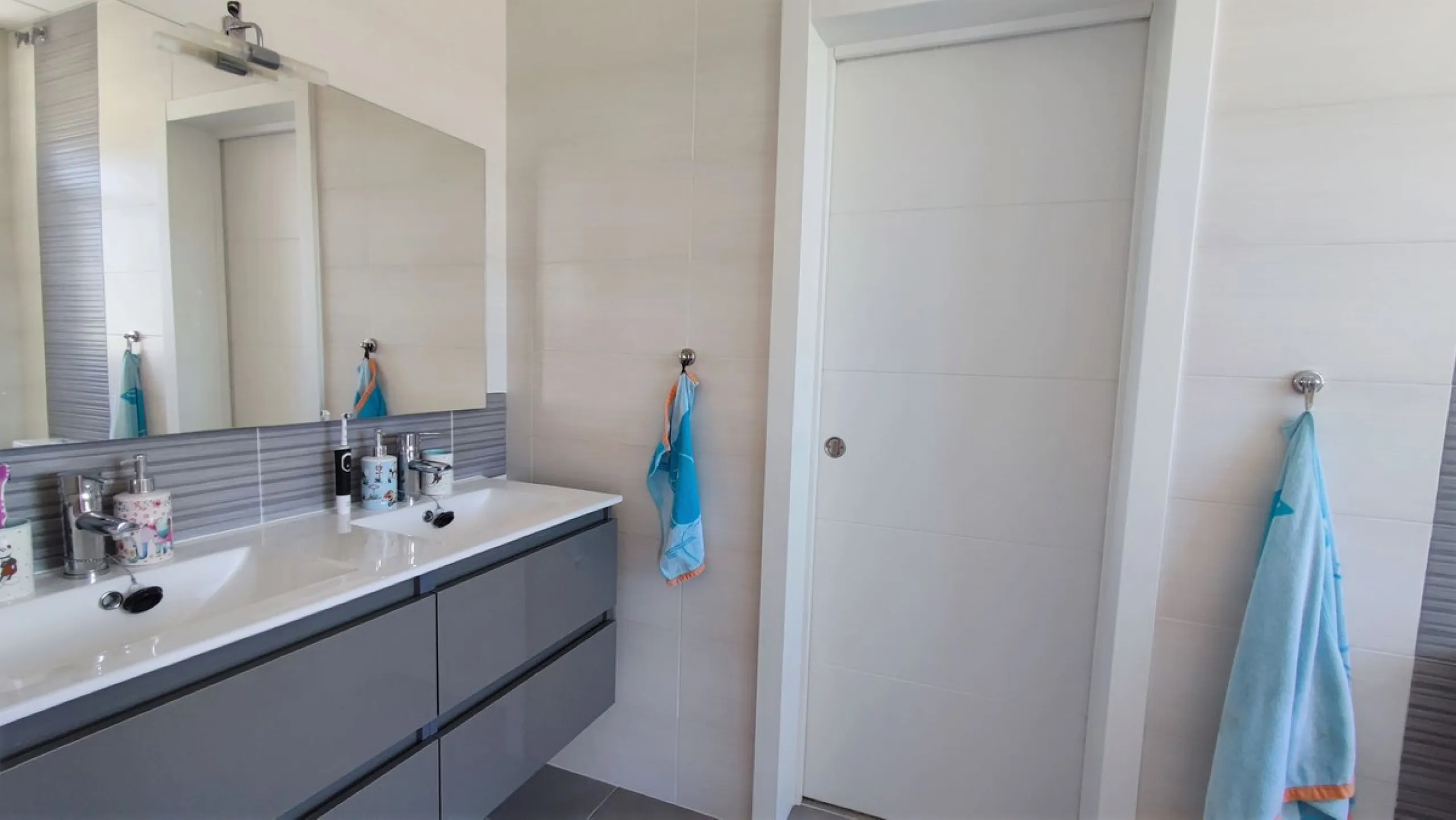 Set on a privileged golf front position in a quiet cul-de-sac street in the very heart of la Cala Golf resort, this superb detached villa enjoys sun all day and stunning golf views. Built in 2017 with a contemporary look, the villa benefits from great qua