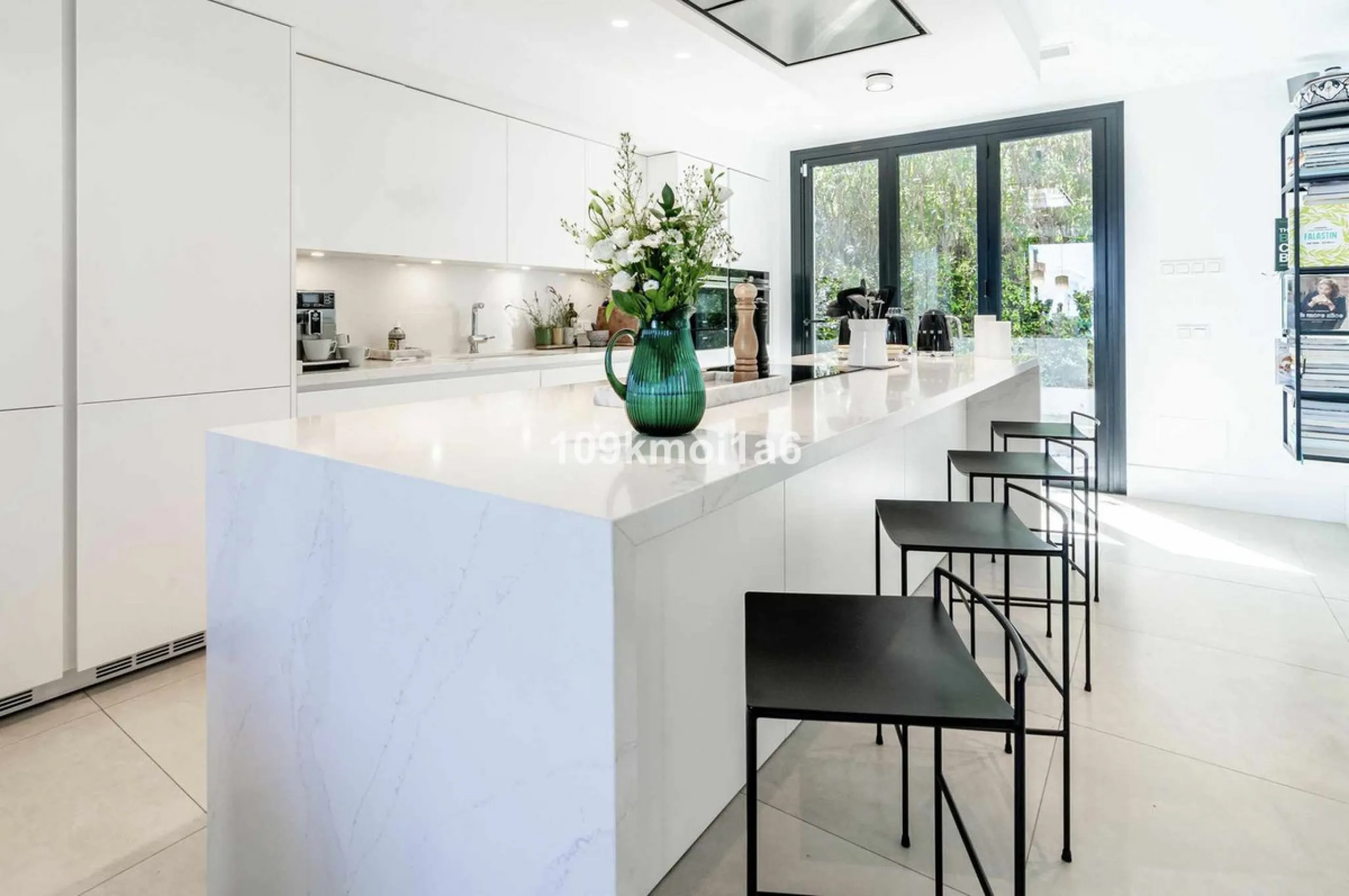 This elegant south east-facing villa is set within a quiet cul-de-sac in Las Brisas, Nueva Andalucía, offering privacy, mature gardens, and open views enhanced by abundant natural light throughout the day. The property blends the charm of a timeless Andal