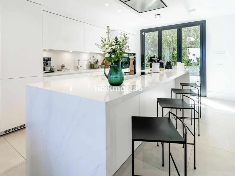 This elegant south east-facing villa is set within a quiet cul-de-sac in Las Brisas, Nueva Andalucía, offering privacy, mature gardens, and open views enhanced by abundant natural light throughout the day. The property blends the charm of a timeless Andal