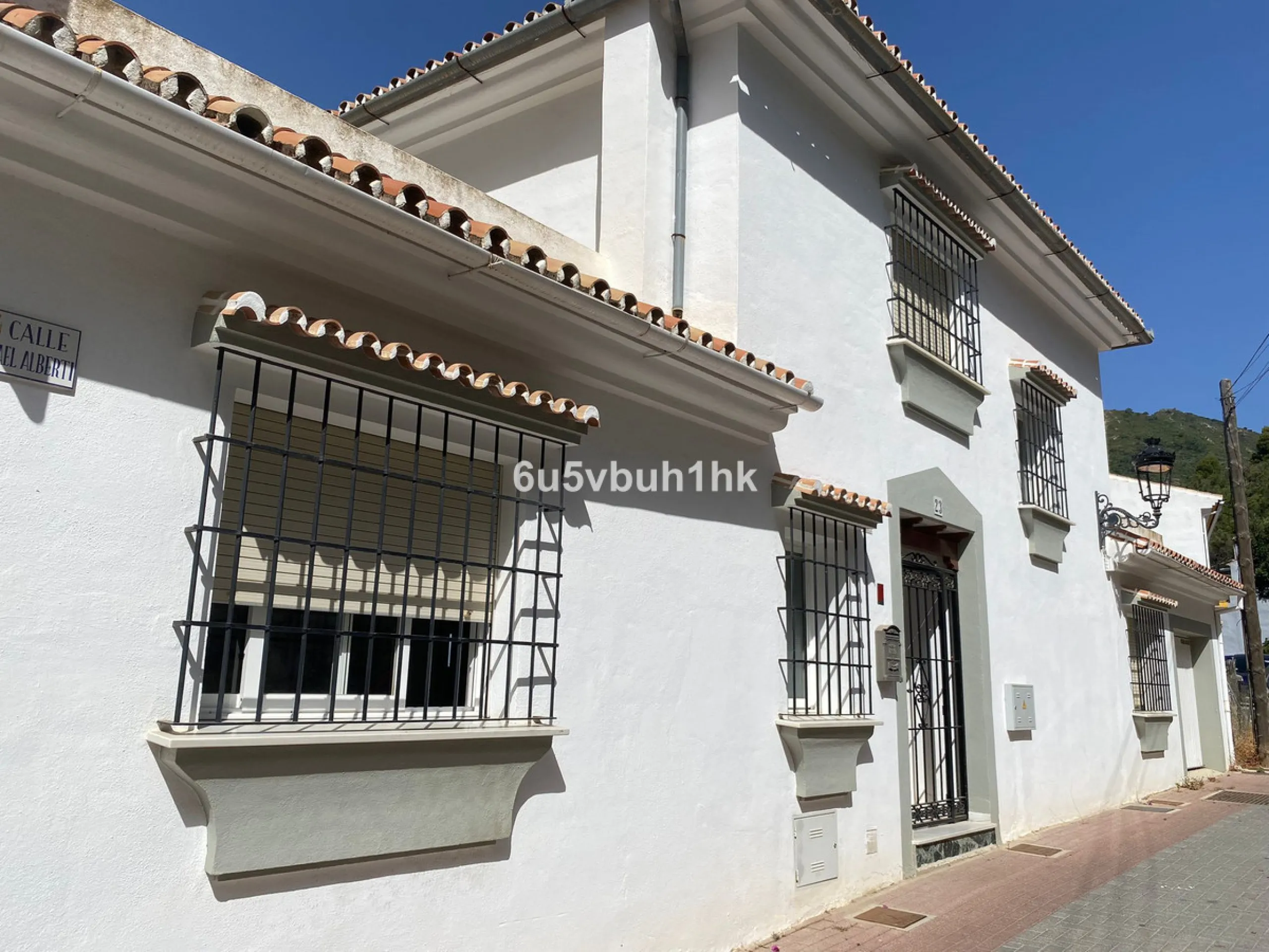 Detached single-family home located in Ojén, distributed over three floors and designed for comfortable and versatile living.