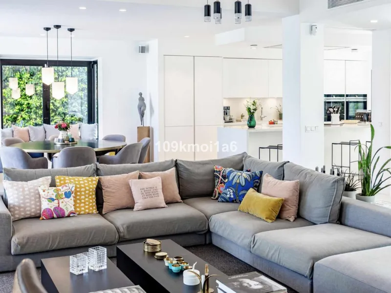 This elegant south east-facing villa is set within a quiet cul-de-sac in Las Brisas, Nueva Andalucía, offering privacy, mature gardens, and open views enhanced by abundant natural light throughout the day. The property blends the charm of a timeless Andal