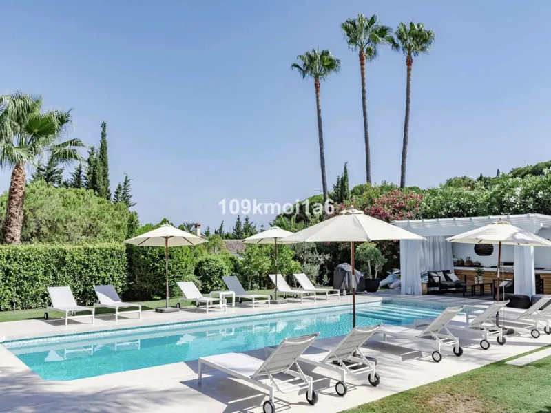 This elegant south east-facing villa is set within a quiet cul-de-sac in Las Brisas, Nueva Andalucía, offering privacy, mature gardens, and open views enhanced by abundant natural light throughout the day. The property blends the charm of a timeless Andal