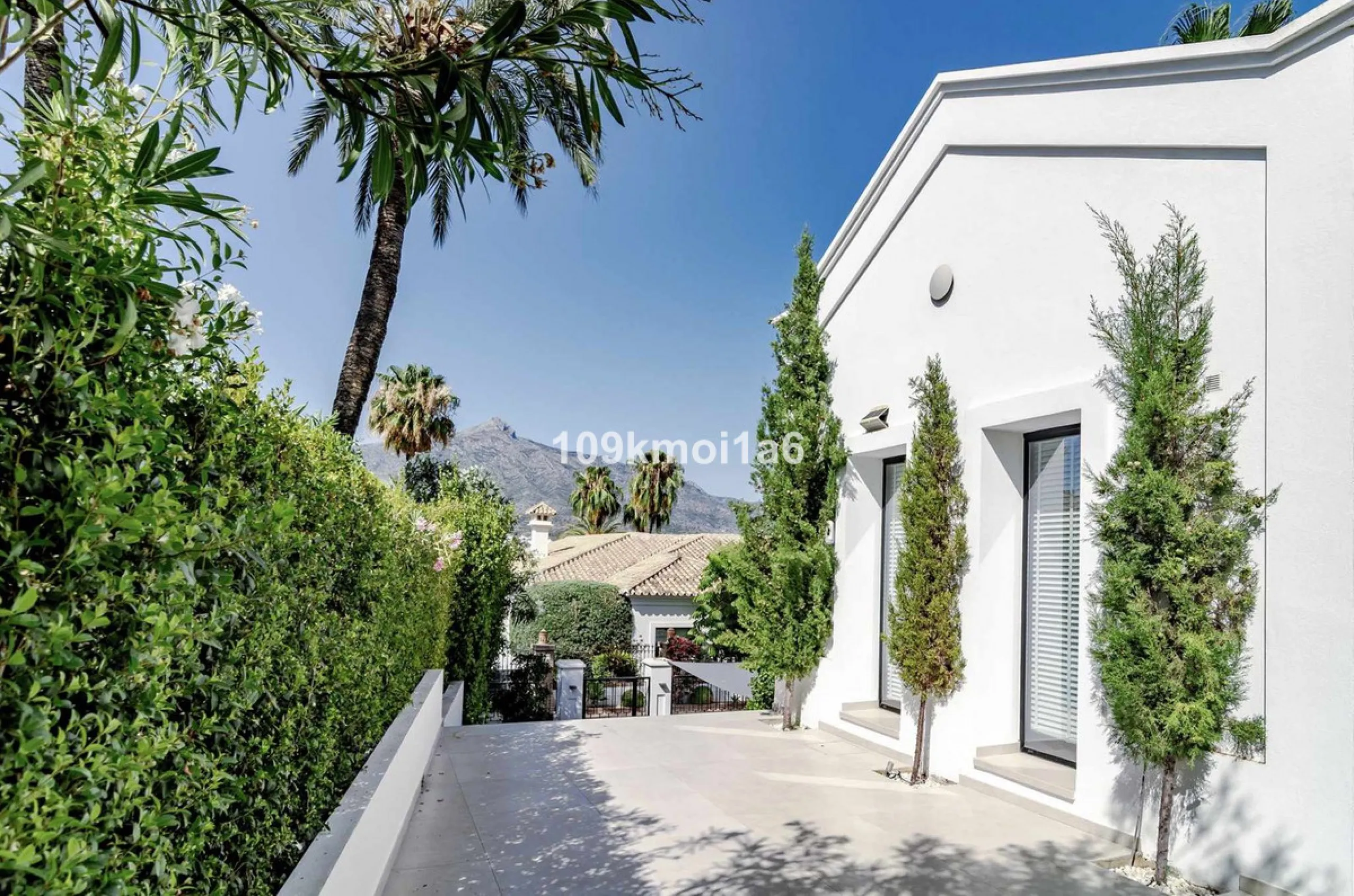 This elegant south east-facing villa is set within a quiet cul-de-sac in Las Brisas, Nueva Andalucía, offering privacy, mature gardens, and open views enhanced by abundant natural light throughout the day. The property blends the charm of a timeless Andal