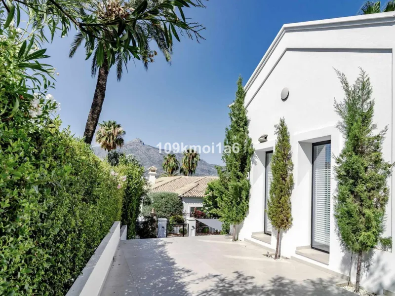 This elegant south east-facing villa is set within a quiet cul-de-sac in Las Brisas, Nueva Andalucía, offering privacy, mature gardens, and open views enhanced by abundant natural light throughout the day. The property blends the charm of a timeless Andal