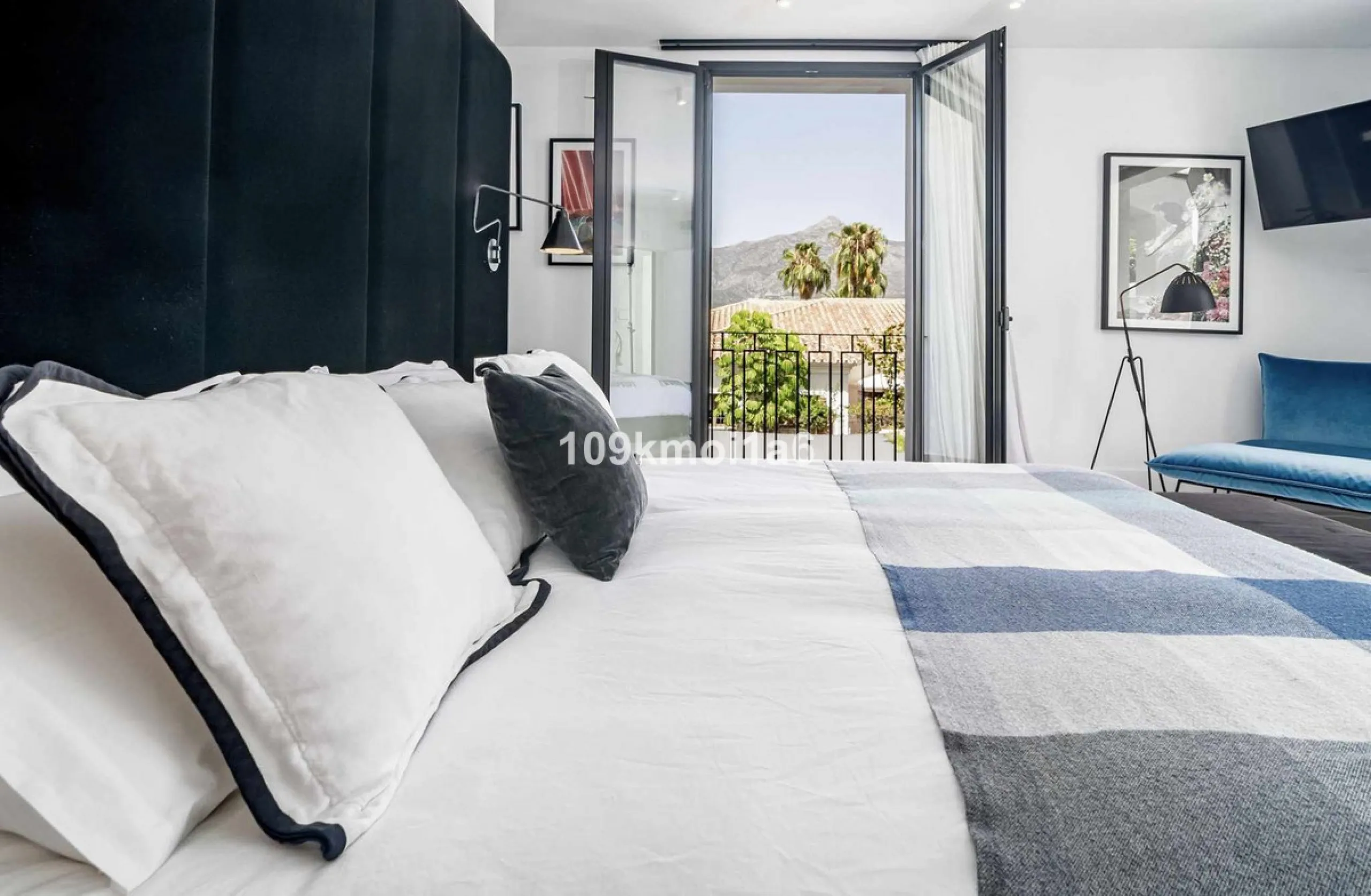 This elegant south east-facing villa is set within a quiet cul-de-sac in Las Brisas, Nueva Andalucía, offering privacy, mature gardens, and open views enhanced by abundant natural light throughout the day. The property blends the charm of a timeless Andal