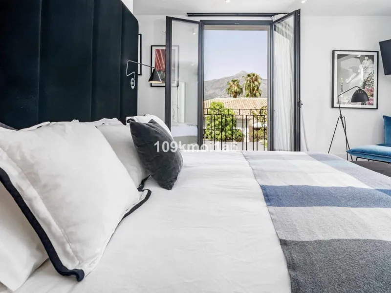 This elegant south east-facing villa is set within a quiet cul-de-sac in Las Brisas, Nueva Andalucía, offering privacy, mature gardens, and open views enhanced by abundant natural light throughout the day. The property blends the charm of a timeless Andal