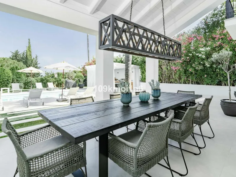 This elegant south east-facing villa is set within a quiet cul-de-sac in Las Brisas, Nueva Andalucía, offering privacy, mature gardens, and open views enhanced by abundant natural light throughout the day. The property blends the charm of a timeless Andal