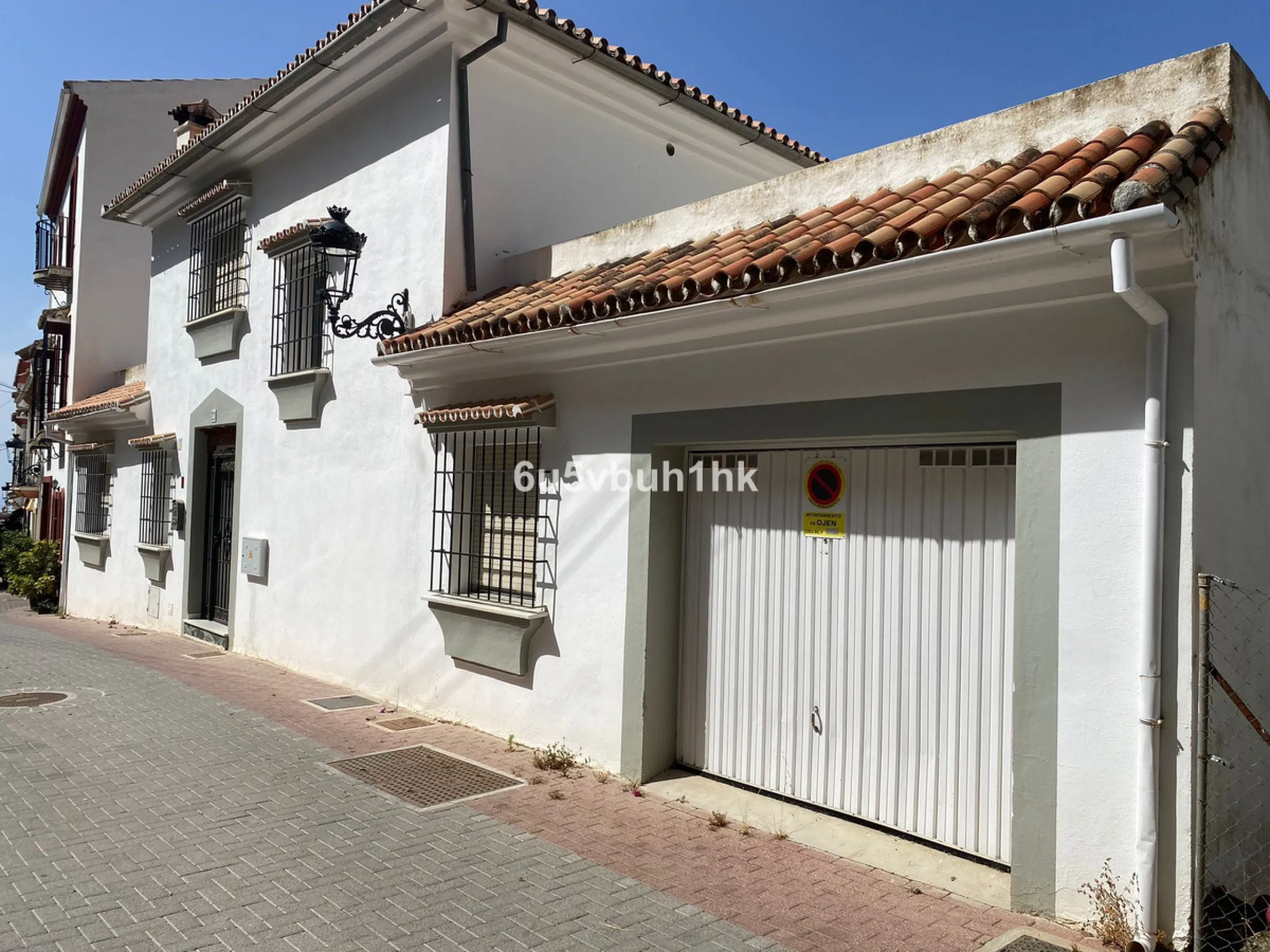 Detached single-family home located in Ojén, distributed over three floors and designed for comfortable and versatile living.