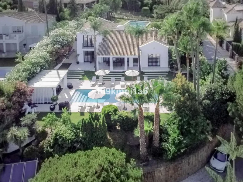 This elegant south east-facing villa is set within a quiet cul-de-sac in Las Brisas, Nueva Andalucía, offering privacy, mature gardens, and open views enhanced by abundant natural light throughout the day. The property blends the charm of a timeless Andal
