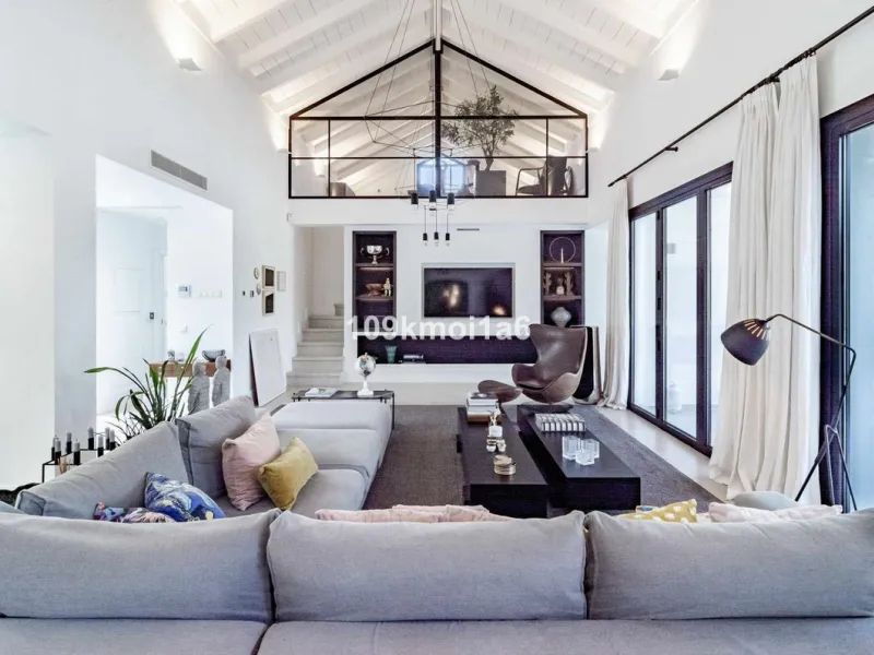 This elegant south east-facing villa is set within a quiet cul-de-sac in Las Brisas, Nueva Andalucía, offering privacy, mature gardens, and open views enhanced by abundant natural light throughout the day. The property blends the charm of a timeless Andal