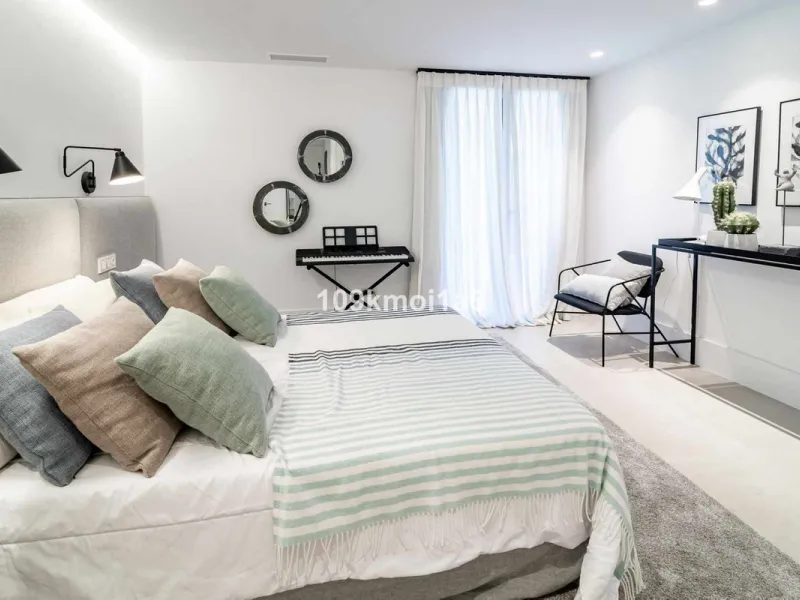 This elegant south east-facing villa is set within a quiet cul-de-sac in Las Brisas, Nueva Andalucía, offering privacy, mature gardens, and open views enhanced by abundant natural light throughout the day. The property blends the charm of a timeless Andal