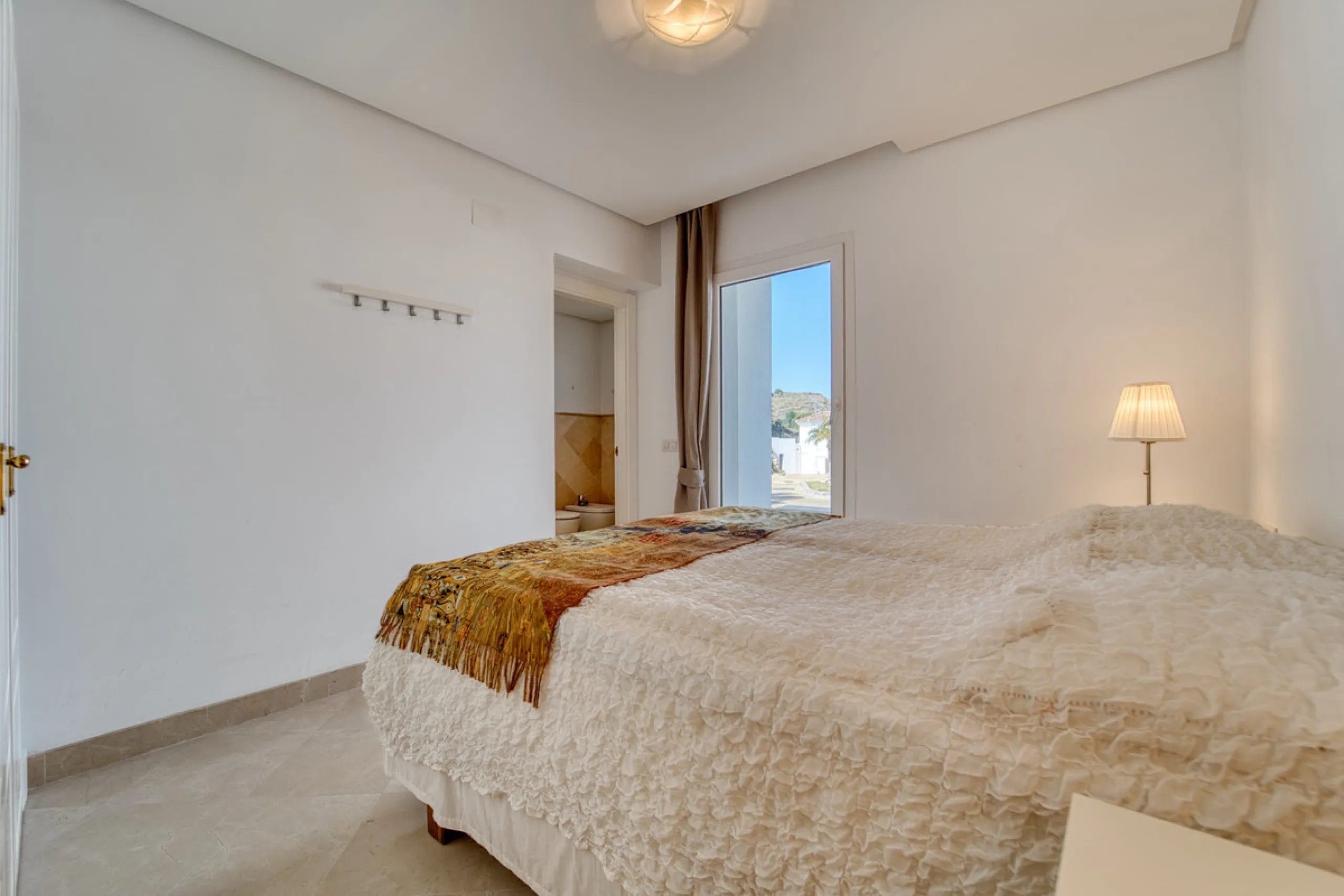 Apartment - Middle Floor Apartment в продаже в Marbella, Málaga. В доме 2 спален и 4 ванных комнат. Площадь дома 154 м²