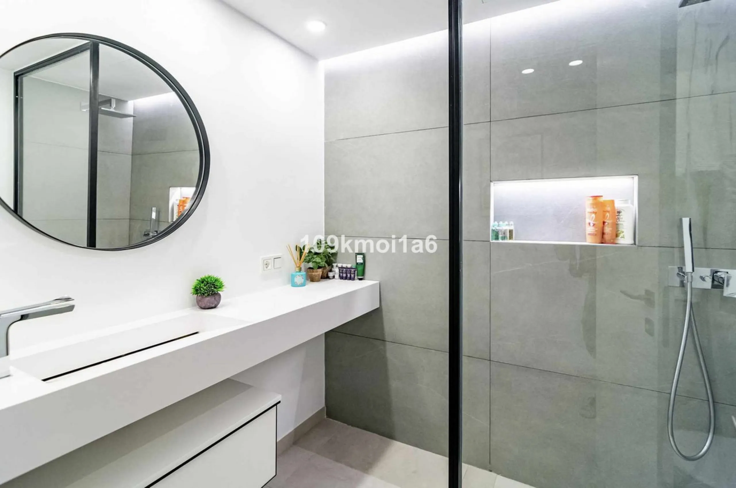 This elegant south east-facing villa is set within a quiet cul-de-sac in Las Brisas, Nueva Andalucía, offering privacy, mature gardens, and open views enhanced by abundant natural light throughout the day. The property blends the charm of a timeless Andal