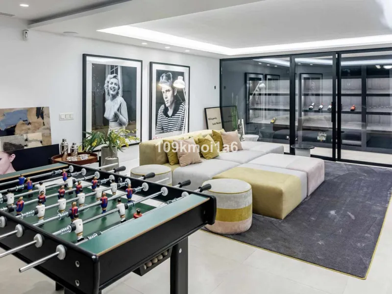 This elegant south east-facing villa is set within a quiet cul-de-sac in Las Brisas, Nueva Andalucía, offering privacy, mature gardens, and open views enhanced by abundant natural light throughout the day. The property blends the charm of a timeless Andal