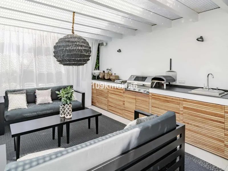 This elegant south east-facing villa is set within a quiet cul-de-sac in Las Brisas, Nueva Andalucía, offering privacy, mature gardens, and open views enhanced by abundant natural light throughout the day. The property blends the charm of a timeless Andal